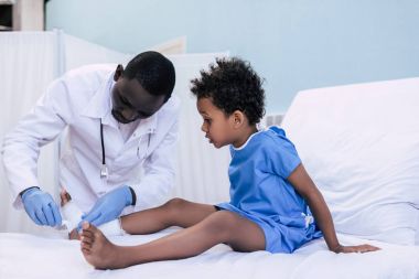Afrika kökenli Amerikalı doktor hasta bakımı