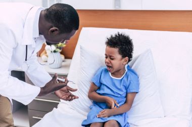 Afrika kökenli Amerikalı doktor enjeksiyon yapma