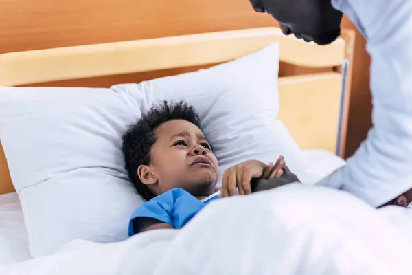 Crying african american boy in hospital — Stock Photo, Image