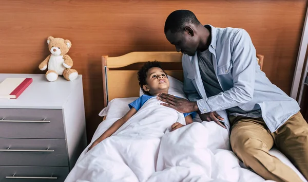 Familia afroamericana en el hospital — Foto de Stock