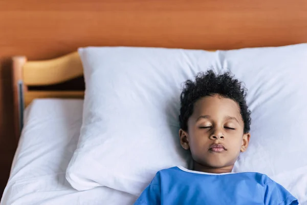 ベッドで寝ているアフリカ系アメリカ人の少年 — ストック写真