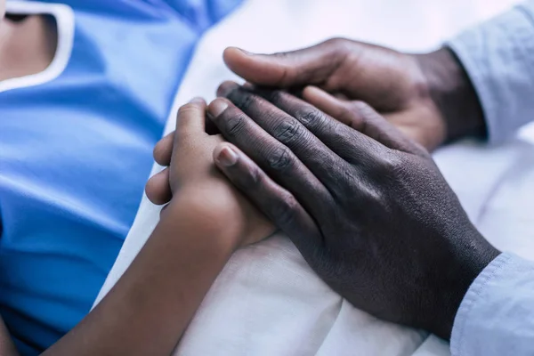 Familia cogida de la mano —  Fotos de Stock