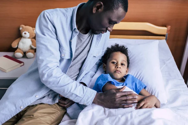 Familia afroamericana en el hospital — Foto de Stock