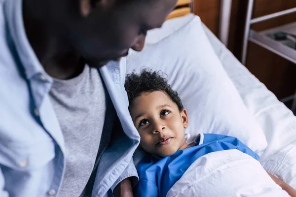 Afro-Amerikan çocuk babasına bakıyor — Stok fotoğraf