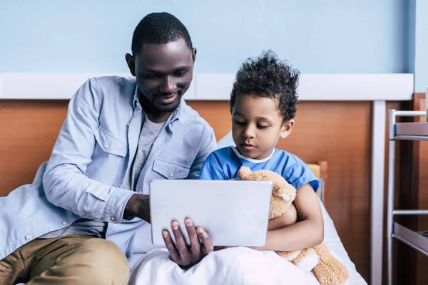 African american family with tablet — Stock Photo, Image
