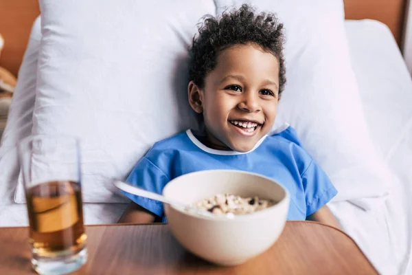 Afroamericano chico con desayuno en clínica — Foto de Stock