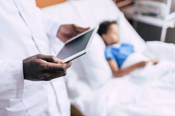 Африканский американский врач с помощью планшета — стоковое фото