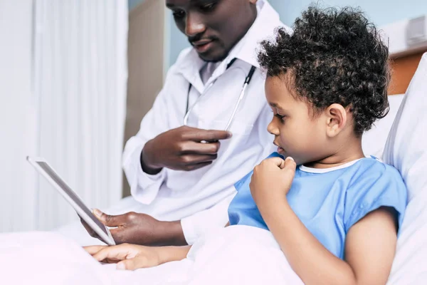 African american doctor and patient with tablet — Stock Photo, Image