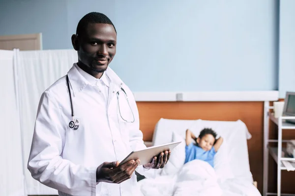 African medic american cu tabletă — Fotografie, imagine de stoc