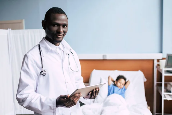 Africano médico americano com tablet — Fotografia de Stock