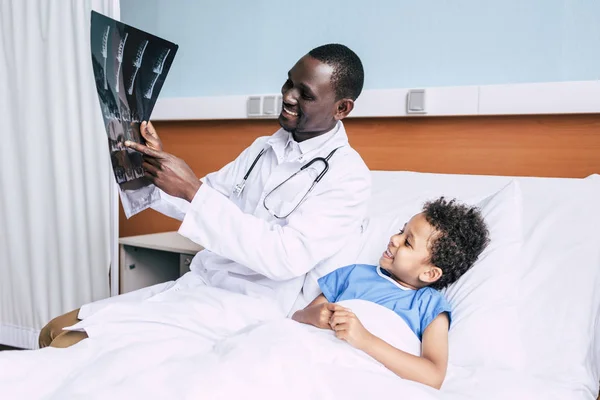 Médico afro-americano e paciente com imagem de raio-x — Fotografia de Stock