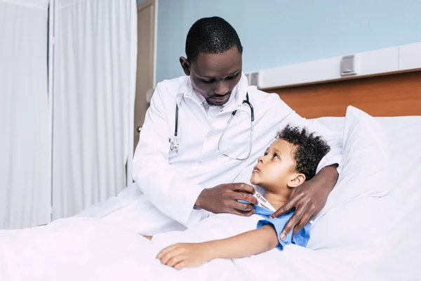 Médico afro-americano medindo a temperatura dos pacientes — Fotografia de Stock