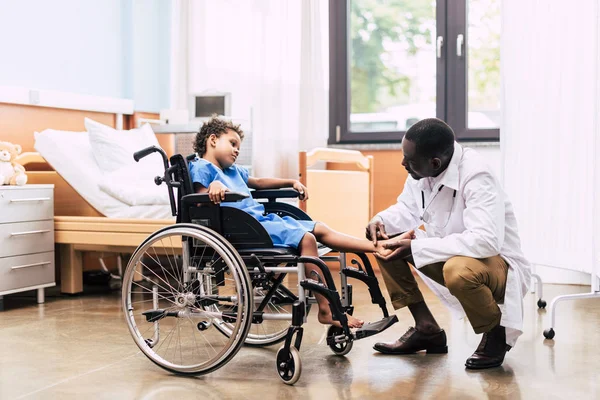 Médico afroamericano y paciente discapacitado — Foto de Stock