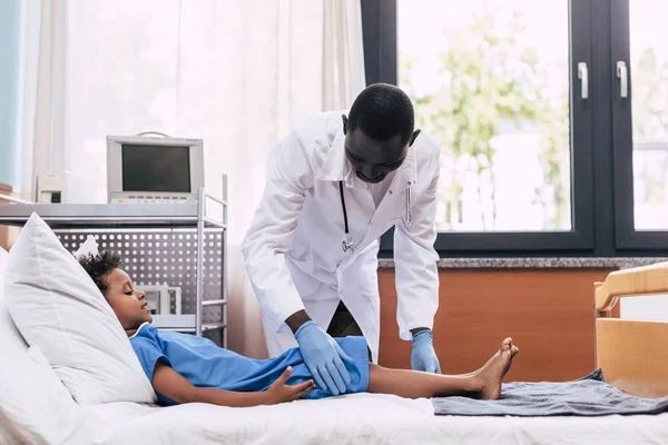 Afro-americano médico examinando paciente — Fotografia de Stock