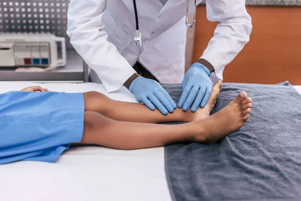 Africano americano medico esaminando paziente — Foto Stock