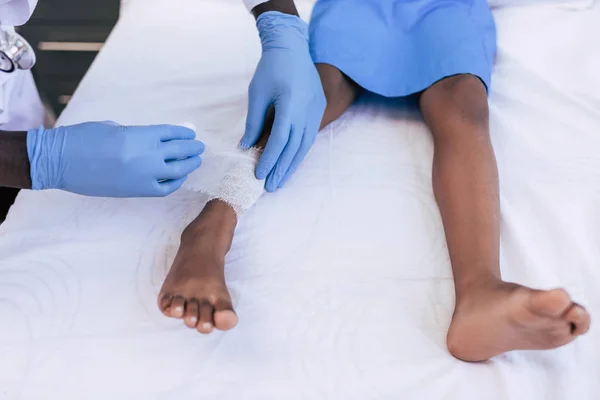 Medic afro-american care are grijă de pacient — Fotografie, imagine de stoc
