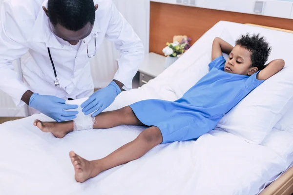 Médico afro-americano cuidando do paciente — Fotografia de Stock