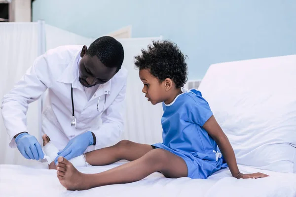 Афроамериканський лікар піклується про пацієнта — стокове фото