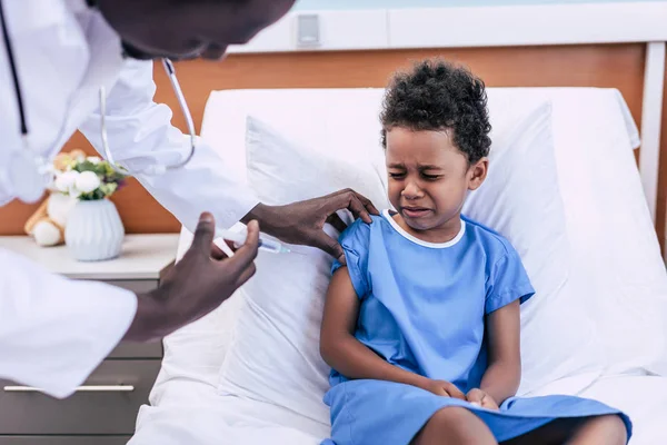 Africano americano médico fazendo injeção — Fotografia de Stock