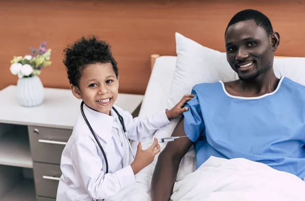 Afro-americano médico e paciente — Fotografia de Stock