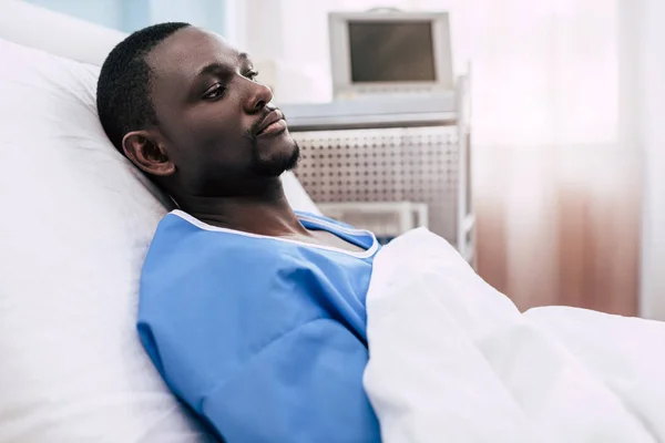 Afro-americano homem no hospital — Fotografia de Stock