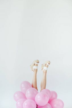 kadın bacakları ve balon
