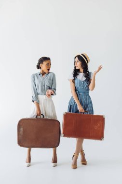 Bagaj çok ırklı kadınlarla