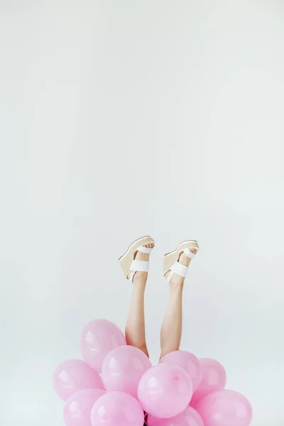 Female legs and balloons — Stock Photo, Image