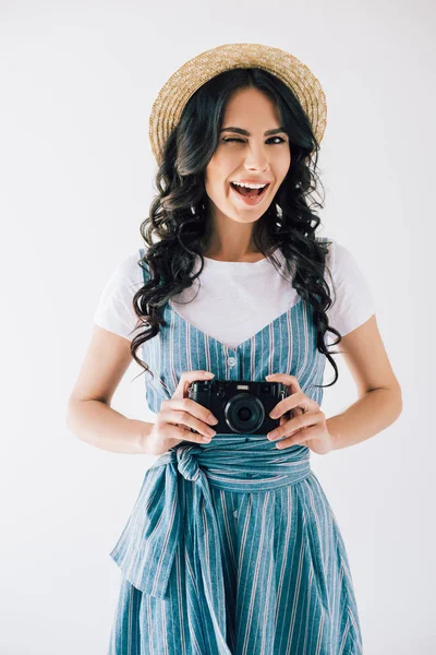 Mulher piscando com câmera de foto nas mãos — Fotografia de Stock