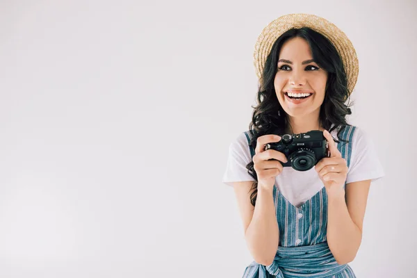 Mulher sorridente com câmera fotográfica — Fotografia de Stock