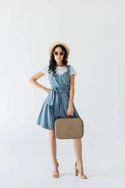 Woman in sunglasses holding suitcase — Stock Photo, Image