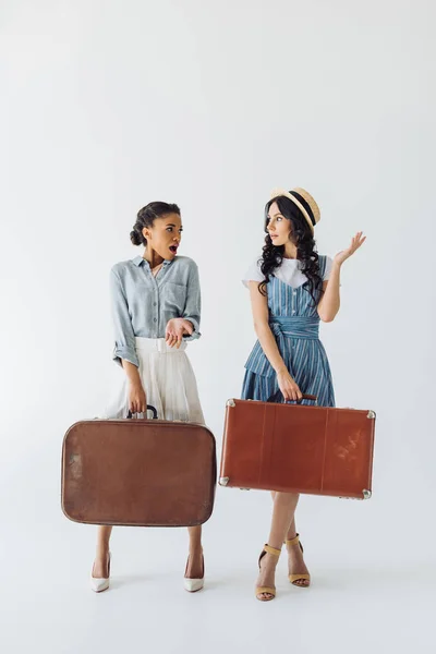 Mulheres multiétnicas com bagagem — Fotografia de Stock
