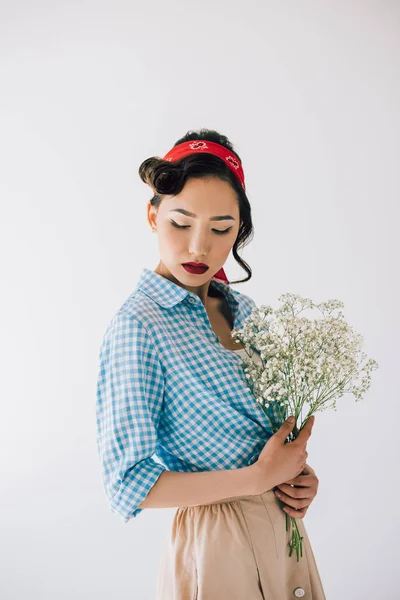 Sensual mujer asiática con ramo de flores — Foto de Stock