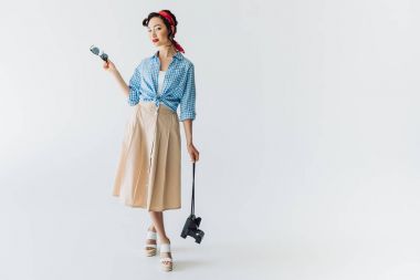 Asyalı kadın güneş gözlüğü ve fotoğraf makinesi ile
