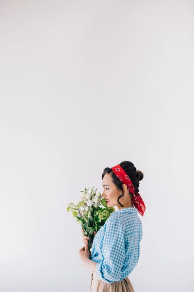 Sorrindo mulher asiática com buquê de flores — Fotografia de Stock