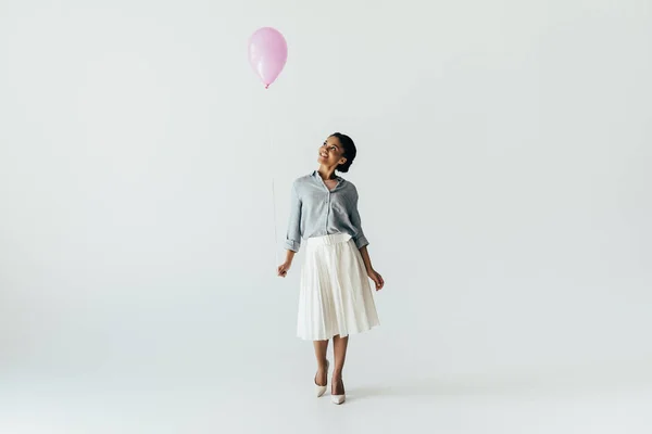 African american kobieta młody z balonem — Zdjęcie stockowe