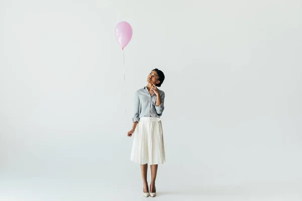 Афроамериканська молода жінка з повітряною кулею — стокове фото