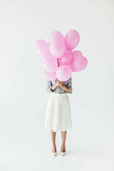 Vrouw bedrijf ballonnen — Stockfoto