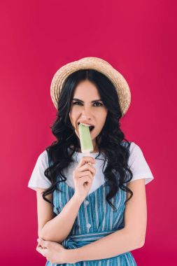 dondurma yiyen kadın