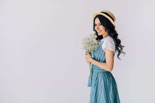 Femme souriante avec bouquet de fleurs — Photo