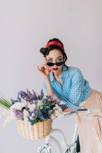 Asian woman with bicycle — Stock Photo, Image