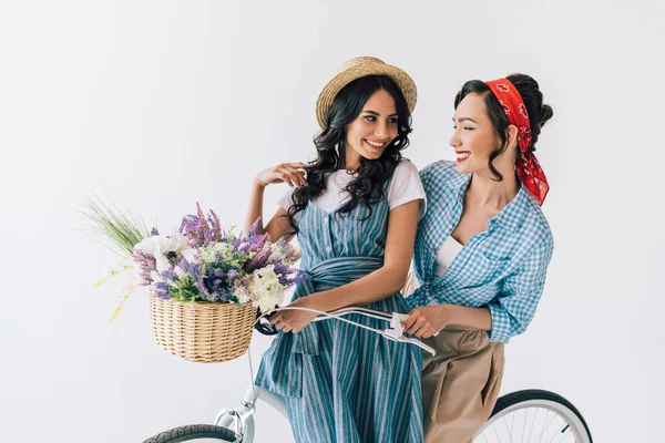 Mujeres multiculturales en bicicleta — Foto de Stock