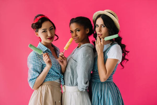 Mujeres multiculturales con paletas — Foto de Stock