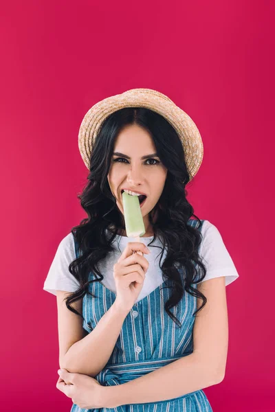 Жінка їсть popsicle — стокове фото