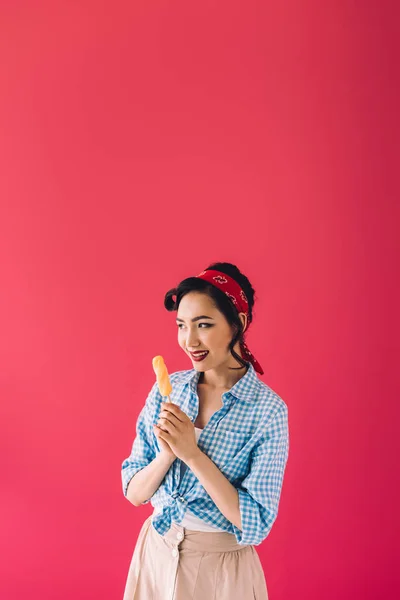 Азиатка с фруктовым мороженым — стоковое фото