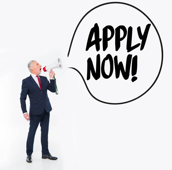 Бизнесмен кричит в громкоговорителе 