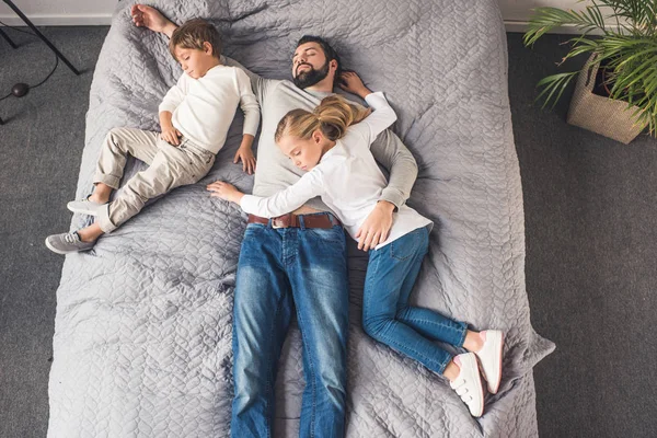 Família dormindo na cama — Fotografia de Stock