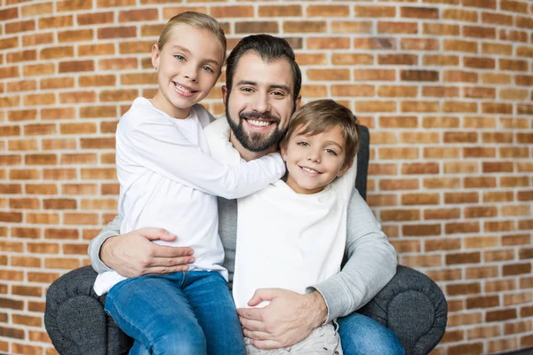 Cheerful siblings and father — Stock Photo, Image
