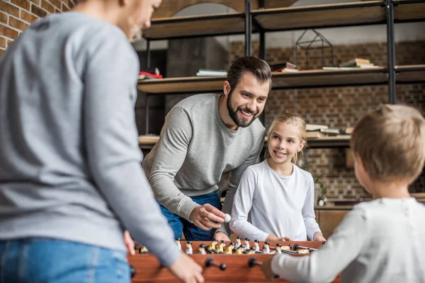 Parents et enfants jouant au baby-foot — Photo