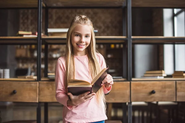 Anak tersenyum dengan buku — Stok Foto